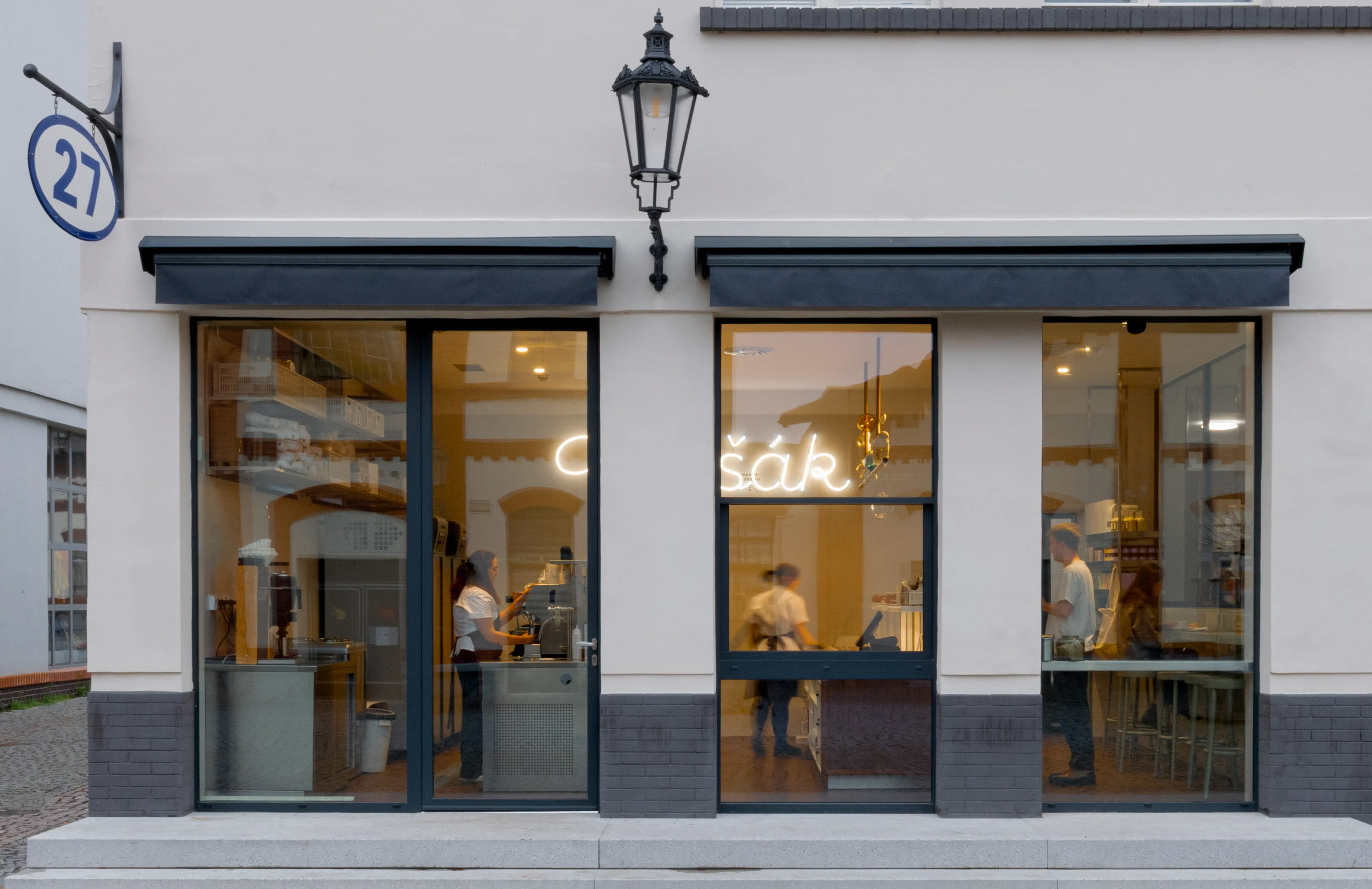 Exteriér cukrárny Myšák v Holešovické tržnici.